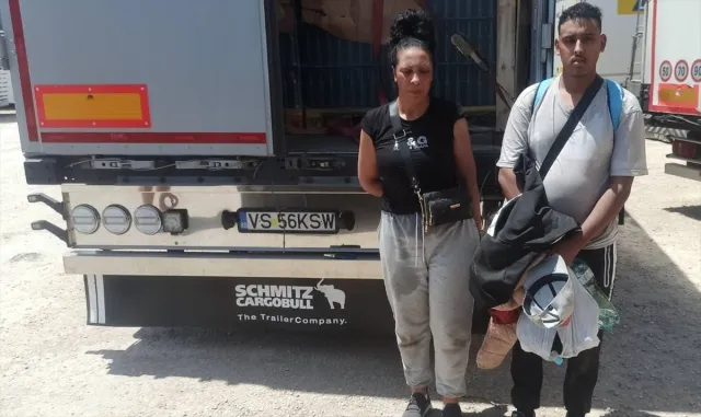 Edirne’de, Bulgaristan’a çıkış yapacak tırda 2 düzensiz göçmen yakalandı Edirne’de, Bulgaristan’a çıkış yapacak tırda 2 düzensiz göçmen yakalandı