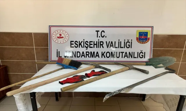 Eskişehir’de kaçak kazı yapan 6 kişi yakalandı Eskişehir’de kaçak kazı yapan 6 kişi yakalandı