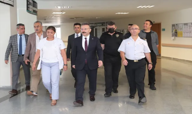 Eskişehir Valisi Aksoy, kentte düzenlenen operasyonda şüphelinin yaraladığı polisi ziyaret etti Eskişehir Valisi Aksoy, kentte düzenlenen operasyonda şüphelinin yaraladığı polisi ziyaret etti