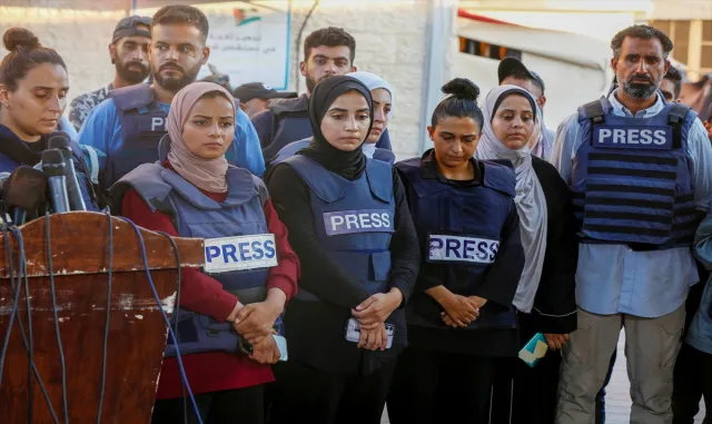 Gazze’deki gazeteciler, İsrail’in meslektaşlarını öldürmesini protesto etti Gazze’deki gazeteciler, İsrail’in meslektaşlarını öldürmesini protesto etti