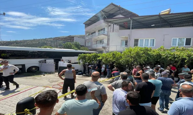 GÜNCELLEME - Aydın’da yolcu otobüsünün eve çarpması sonucu 1 kişi öldü, 13 kişi yaralandı GÜNCELLEME - Aydın’da yolcu otobüsünün eve çarpması sonucu 1 kişi öldü, 13 kişi yaralandı