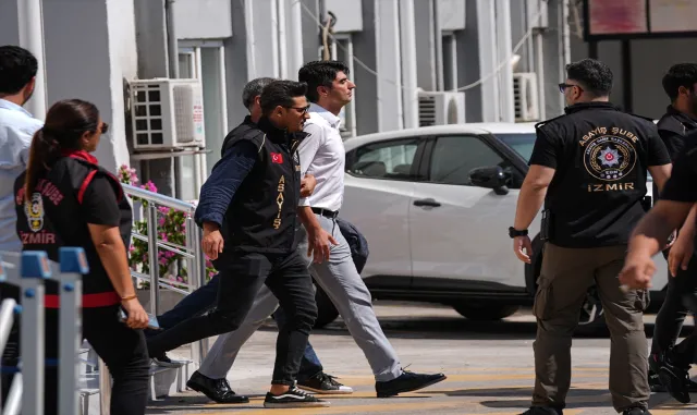 GÜNCELLEME - İzmir’de 2 kişinin akıma kapılarak ölümüne ilişkin 10 zanlı adliyede GÜNCELLEME - İzmir’de 2 kişinin akıma kapılarak ölümüne ilişkin 10 zanlı adliyede