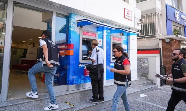 İzmir’de dolandırıcılık ve zimmet operasyonunda 2 şüpheli daha adliyeye sevk edildi İzmir’de dolandırıcılık ve zimmet operasyonunda 2 şüpheli daha adliyeye sevk edildi