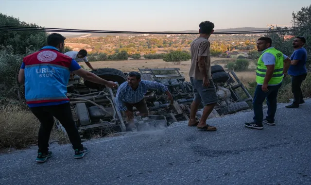 İzmir’in Urla ilçesinde çıkan orman yangını kontrol altında İzmir’in Urla ilçesinde çıkan orman yangını kontrol altında