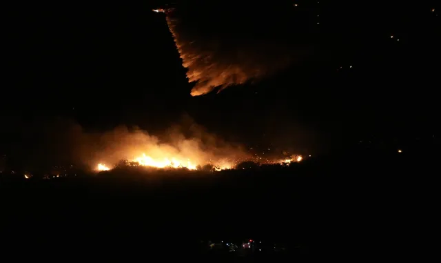 İzmir’in Urla ilçesinde çıkan orman yangınına müdahale sürüyor İzmir’in Urla ilçesinde çıkan orman yangınına müdahale sürüyor