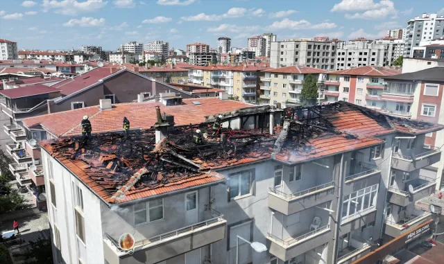 Kayseri’de 3 katlı binanın çatısında çıkan yangın söndürüldü Kayseri’de 3 katlı binanın çatısında çıkan yangın söndürüldü