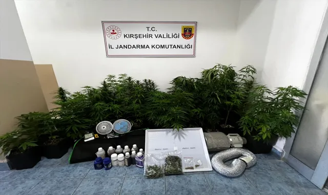 Kırşehir’de ikametinde uyuşturucu ürettiği belirlenen zanlı gözaltına alındı Kırşehir’de ikametinde uyuşturucu ürettiği belirlenen zanlı gözaltına alındı