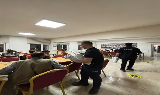 Sivas’ta çadırlarını su basan mevsimlik işçilere yardım eli Sivas’ta çadırlarını su basan mevsimlik işçilere yardım eli