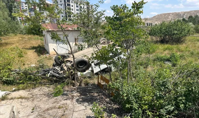 Sivas’ta şarampole devrilen hafif ticari aracın sürücüsü yaralı Sivas’ta şarampole devrilen hafif ticari aracın sürücüsü yaralı
