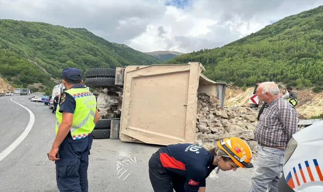 Sivas’ta taş yüklü kamyonun devrilmesi sonucu sürücü yaralandı Sivas’ta taş yüklü kamyonun devrilmesi sonucu sürücü yaralandı