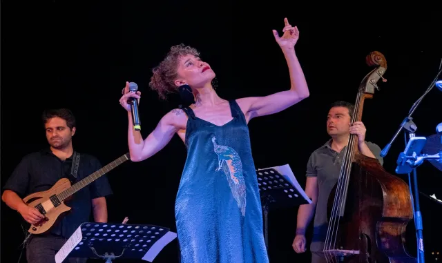 21. Gümüşlük Müzik Festivali’nde Çağıl Kaya konser verdi 21. Gümüşlük Müzik Festivali’nde Çağıl Kaya konser verdi