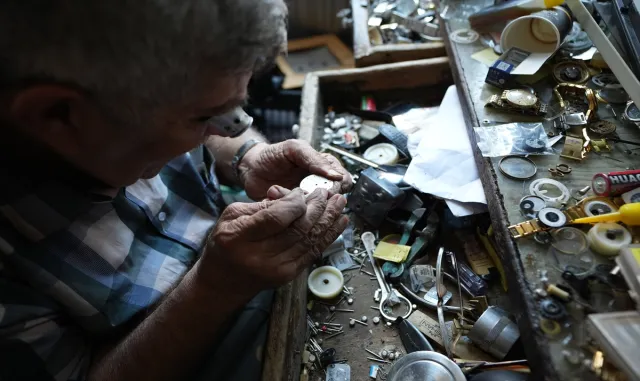 Bağdatlı saat ustası, 54 yıldır zamanı ayarlıyor Bağdatlı saat ustası, 54 yıldır zamanı ayarlıyor
