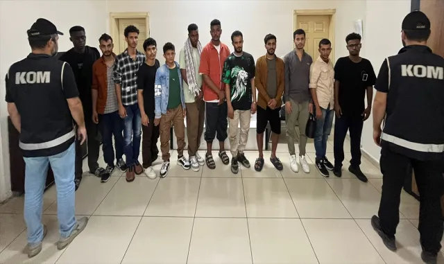 Balıkesir’de 12 düzensiz göçmen yakalandı Balıkesir’de 12 düzensiz göçmen yakalandı