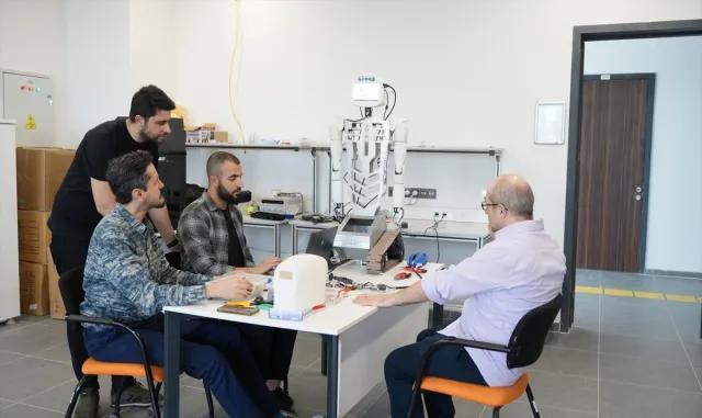 Bursa Teknik Üniversitesinde yapay zeka destekli insansı robot üretildi Bursa Teknik Üniversitesinde yapay zeka destekli insansı robot üretildi