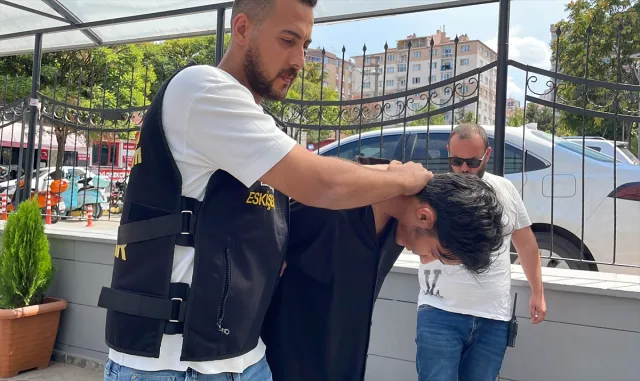Eskişehir’de çıkan silahlı kavgayla ilgili yakalanan şüpheli tutuklandı Eskişehir’de çıkan silahlı kavgayla ilgili yakalanan şüpheli tutuklandı