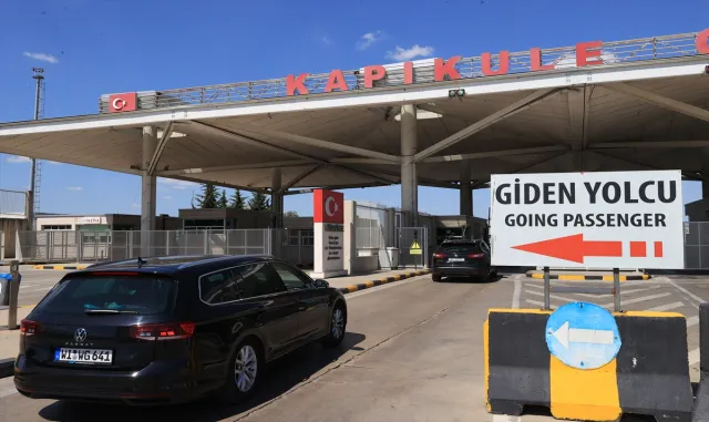 Gurbetçilerin hüzünlü dönüş yolculuğu devam ediyor Gurbetçilerin hüzünlü dönüş yolculuğu devam ediyor
