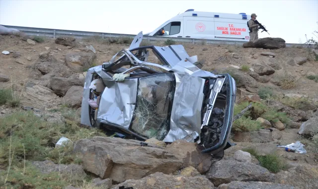 Hakkari’de şarampole devrilen otomobilde İran uyruklu 1 kişi öldü, 3 kişi yaralandı Hakkari’de şarampole devrilen otomobilde İran uyruklu 1 kişi öldü, 3 kişi yaralandı