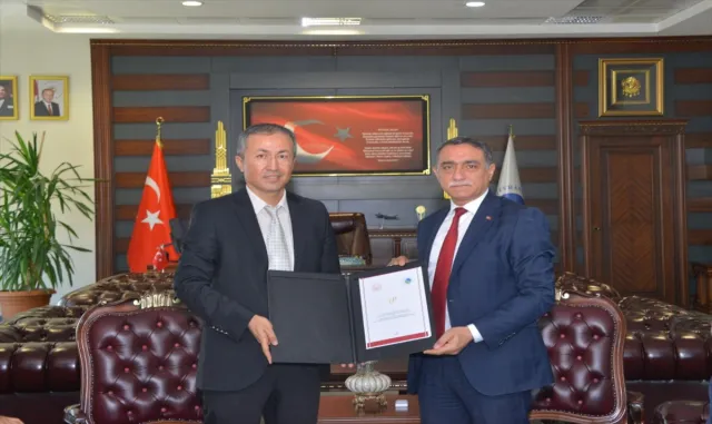 KAEÜ’de "60+ Tazelenme Üniversitesi" projesi iş birliği protokolü imzalandı KAEÜ’de "60+ Tazelenme Üniversitesi" projesi iş birliği protokolü imzalandı