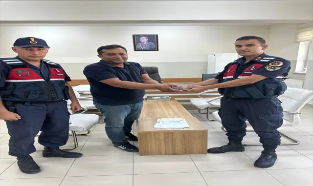 Karaman’da yolda bulunan para sahibine teslim edildi Karaman’da yolda bulunan para sahibine teslim edildi