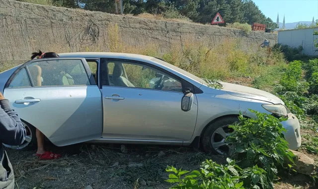 Malatya’da bahçeye devrilen otomobildeki 3 kişi yaralandı Malatya’da bahçeye devrilen otomobildeki 3 kişi yaralandı