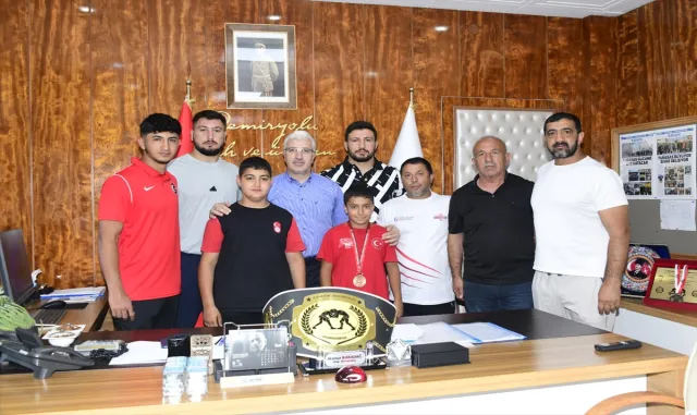 Sivas Demirspor Kulübü başarılı güreşçileri ödüllendirdi Sivas Demirspor Kulübü başarılı güreşçileri ödüllendirdi