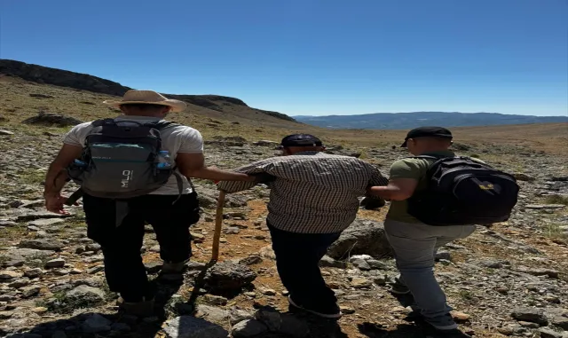 Tunceli’de dağlık arazide mahsur kalan baba oğulun yardımına ekipler yetişti Tunceli’de dağlık arazide mahsur kalan baba oğulun yardımına ekipler yetişti