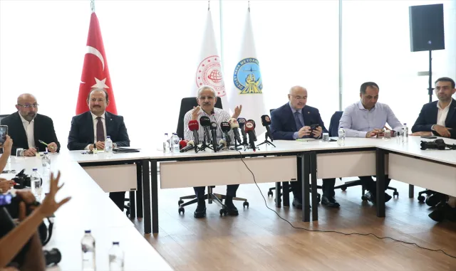Ulaştırma ve Altyapı Bakanı Uraloğlu, Mersin’de gazetecilerle bir araya geldi: (2) Ulaştırma ve Altyapı Bakanı Uraloğlu, Mersin’de gazetecilerle bir araya geldi: (2)