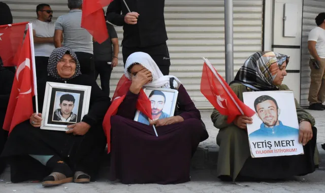 Vanlı aileler DEM Parti İl Başkanlığı önündeki eylemlerini sürdürdü Vanlı aileler DEM Parti İl Başkanlığı önündeki eylemlerini sürdürdü