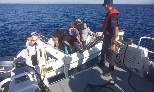 Ayvalık açıklarında 20 düzensiz göçmen kurtarıldı Ayvalık açıklarında 20 düzensiz göçmen kurtarıldı