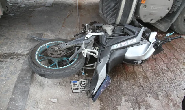 Beyşehir’de tırla çarpışan motosikletteki 2 kişi yaralandı Beyşehir’de tırla çarpışan motosikletteki 2 kişi yaralandı