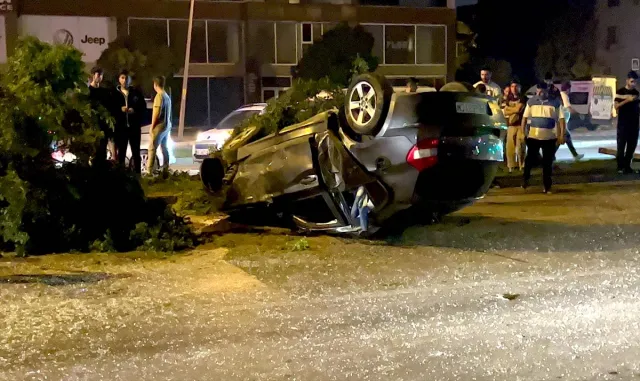 Bursa’da reklam panosuyla ağaçlara çarparak devrilen otomobildeki iki kişi yaralandı Bursa’da reklam panosuyla ağaçlara çarparak devrilen otomobildeki iki kişi yaralandı