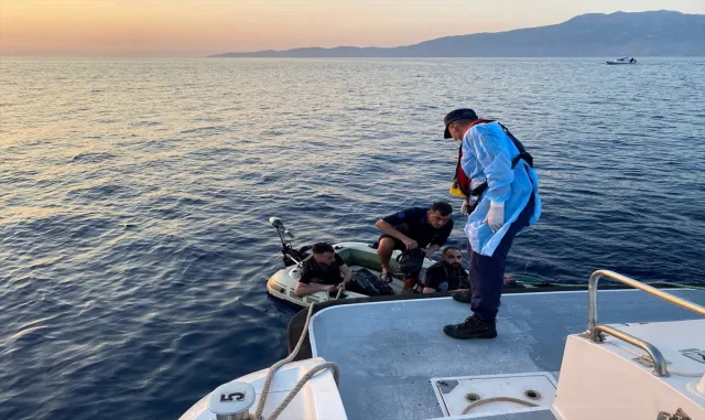 Çanakkale açıklarında sürüklenen bottaki 4 düzensiz göçmen kurtarıldı Çanakkale açıklarında sürüklenen bottaki 4 düzensiz göçmen kurtarıldı