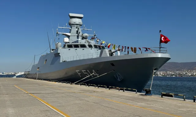 Donanma gemileri İzmir’de ziyarete açıldı Donanma gemileri İzmir’de ziyarete açıldı