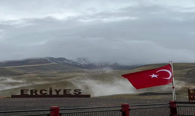 Erciyes’te kar yağışı ve sis etkili oldu Erciyes’te kar yağışı ve sis etkili oldu
