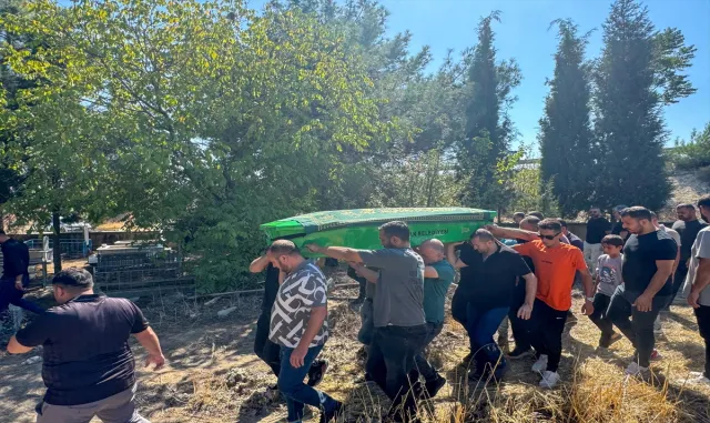 Erzincan’da aynı aileden 4 kişinin öldüğü kazada hayatını kaybeden çocuk Uşak’ta defnedildi Erzincan’da aynı aileden 4 kişinin öldüğü kazada hayatını kaybeden çocuk Uşak’ta defnedildi