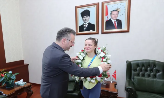 Eskişehir Valisi Aksoy, milli para yüzücü Sümeyye Boyacı’yı kabul etti Eskişehir Valisi Aksoy, milli para yüzücü Sümeyye Boyacı’yı kabul etti