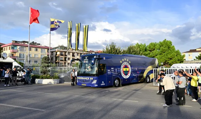 Fenerbahçe kafilesini derbiye taraftarı uğurladı Fenerbahçe kafilesini derbiye taraftarı uğurladı
