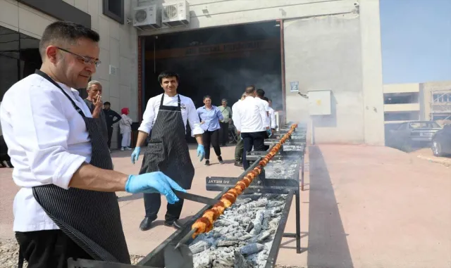 Gaziantep’te "dünyanın en uzun kebabı" rekor denemesi için hazırlıklar tamamlandı Gaziantep’te "dünyanın en uzun kebabı" rekor denemesi için hazırlıklar tamamlandı