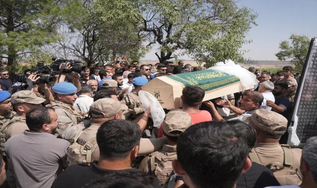GÜNCELLEME - Diyarbakır’da ölü bulunan Narin Güran son yolculuğuna uğurlandı GÜNCELLEME - Diyarbakır’da ölü bulunan Narin Güran son yolculuğuna uğurlandı