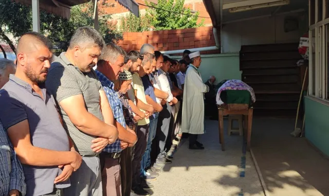 İzmir’de eşi tarafından bıçaklanarak öldürülen kadın son yolculuğuna uğurlandı İzmir’de eşi tarafından bıçaklanarak öldürülen kadın son yolculuğuna uğurlandı