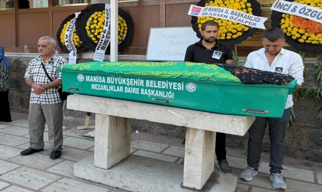 Manisa’da boşanma aşamasındaki eşinin öldürdüğü kadının cenazesi defnedildi Manisa’da boşanma aşamasındaki eşinin öldürdüğü kadının cenazesi defnedildi