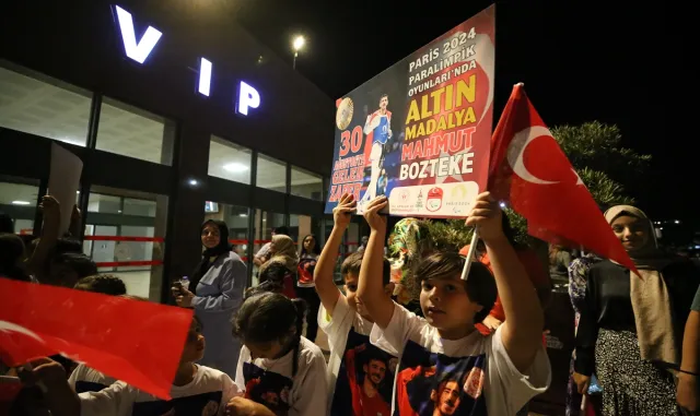 Milli tekvandocu Mahmut Bozteke, Gaziantep’te törenle karşılandı Milli tekvandocu Mahmut Bozteke, Gaziantep’te törenle karşılandı