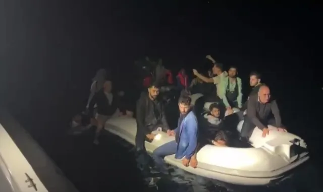 Muğla açıklarında sürüklenen bottaki 33 düzensiz göçmen kurtarıldı Muğla açıklarında sürüklenen bottaki 33 düzensiz göçmen kurtarıldı