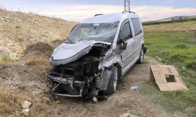 Şanlıurfa’da hafif ticari araçla otomobilin çarpışması sonucu 3 kişi yaralandı Şanlıurfa’da hafif ticari araçla otomobilin çarpışması sonucu 3 kişi yaralandı