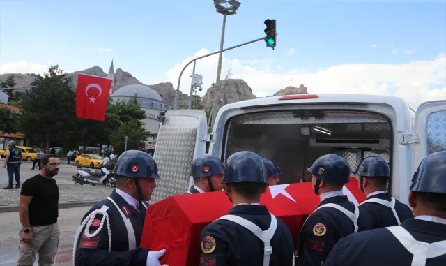 Şehit Jandarma Uzman Onbaşı Doğan Kızılateş’in cenazesi toprağa verildi Şehit Jandarma Uzman Onbaşı Doğan Kızılateş’in cenazesi toprağa verildi