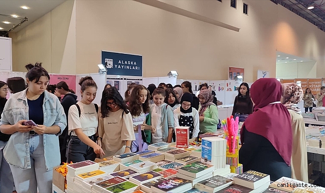 7. Kayseri Kitap Fuarı’na gençlerden yoğun ilgi 7. Kayseri Kitap Fuarı’na gençlerden yoğun ilgi