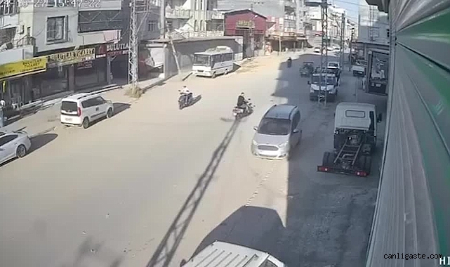 Adana’da kamyonetin devrilmesi güvenlik kamerasında Adana’da kamyonetin devrilmesi güvenlik kamerasında