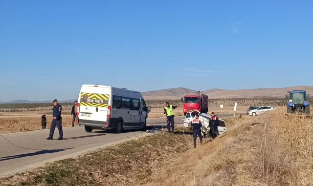 Afyonkarahisar’da okul servis minibüsü ile otomobilin çarpıştığı kazada 3 kişi öldü Afyonkarahisar’da okul servis minibüsü ile otomobilin çarpıştığı kazada 3 kişi öldü