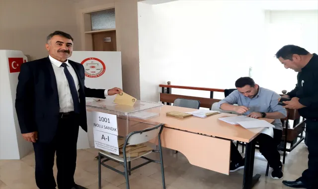 AK Parti Karakeçili İlçe Başkanı Doğan, güven tazeledi. AK Parti Karakeçili İlçe Başkanı Doğan, güven tazeledi.