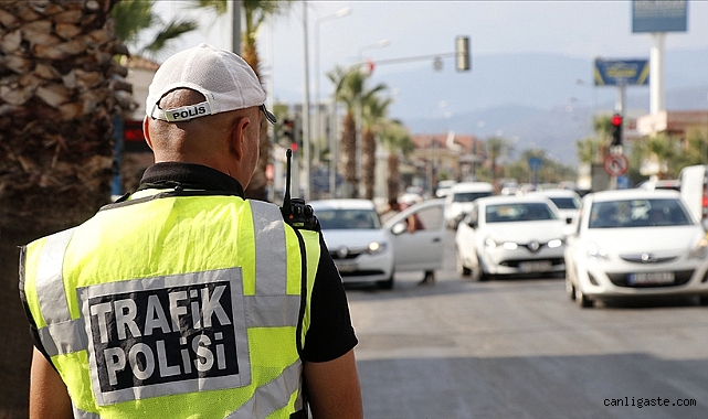 Antalya’da ambulansa yol vermeyen sürücüye para cezası kesildi Antalya’da ambulansa yol vermeyen sürücüye para cezası kesildi